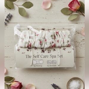 ‼️2/$10‼️ Wild Fable Floral Spa Set - White and Pink